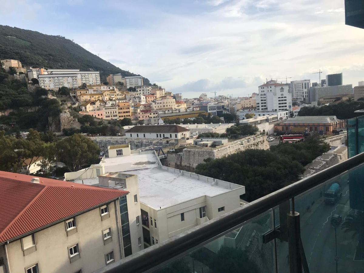 2 Bedroom 1 Bathroom Apt With Communal Pools In Ocean Village Gibraltar Eksteriør bilde