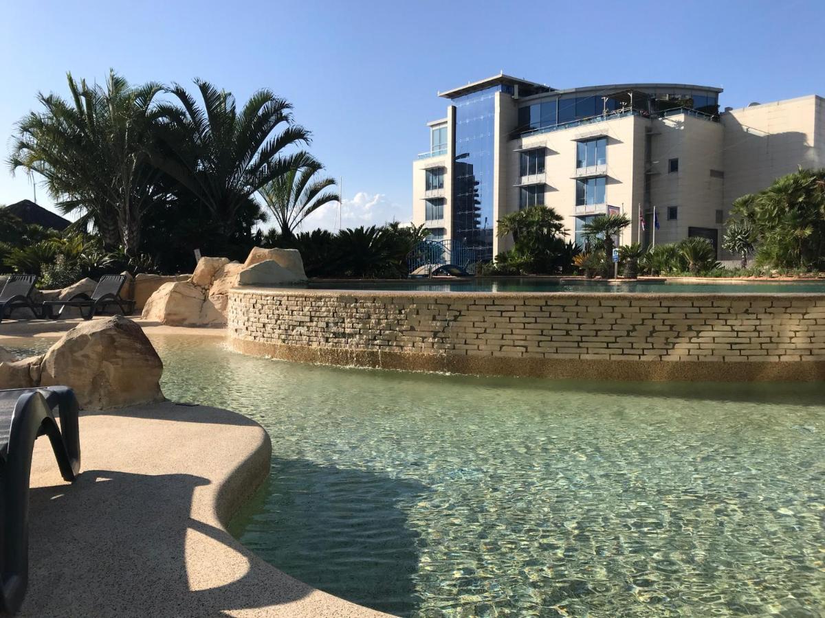 2 Bedroom 1 Bathroom Apt With Communal Pools In Ocean Village Gibraltar Eksteriør bilde