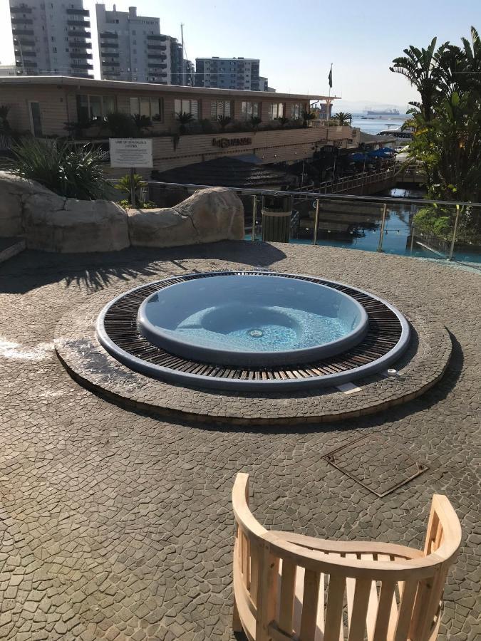2 Bedroom 1 Bathroom Apt With Communal Pools In Ocean Village Gibraltar Eksteriør bilde